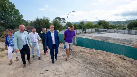 11:30 horas. Laredo. https://maps.app.goo.gl/EYbkmp8r9UAVNDQu9

El consejero de Fomento, Vivienda, Ordenaci&oacute;n del Territorio y Medio Ambiente, Roberto Media, asiste al acto de colocaci&oacute;n de la primera piedra del punto limpio de Laredo.
5 AGOSTO 25 &copy; Miguel De la Parra
