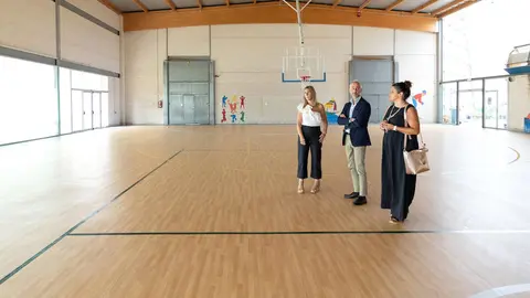 El consejero de Educaci&oacute;n, Formaci&oacute;n Profesional y Universidades, Sergio Silva, visita la obra llevada a cabo en la pista deportiva
@Patricia Pereda