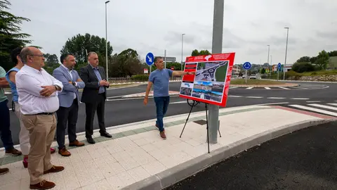 11:00 horas. Puente Arce (junto al restaurante Oxford)
El consejero de Fomento, Vivienda, Ordenaci&oacute;n del Territorio y Medio Ambiente, Roberto Media, inaugura la nueva rotonda de Puente Arce. 6 AGOSTO 25 &copy; Miguel De la Parra