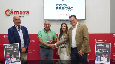 La segunda edici&oacute;n de la campa&ntilde;a de dinamizaci&oacute;n comercial &lsquo;ComPremioCantabria&rsquo; que promueve el Gobierno de Cantabria, a trav&eacute;s de la Consejer&iacute;a de Industria, Empleo, Innovaci&oacute;n y Comercio, en colaboraci&oacute;n con la C&aacute;mara de Comercio de Cantabria y la Federaci&oacute;n de Comercio de Cantabria (COERCAN), ya ha comenzado a repartir los primeros premios entre los clientes de los 600 comercios minoristas de toda la regi&oacute;n que participan en una iniciativa que seguir&aacute; repartiendo vales de &lsquo;rasca y gana&rsquo; hasta el pr&oacute;ximo 30 de agosto.