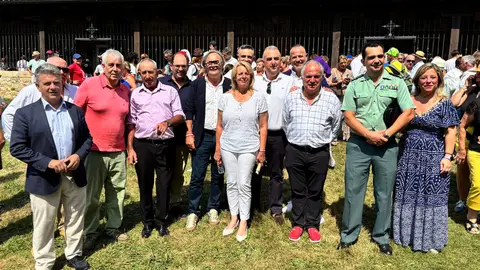 12:00 horas. Selaya
Los consejeros de Fomento, Vivienda, Ordenaci&oacute;n del Territorio y Medio Ambiente, Roberto Media, y de Desarrollo Rural, Ganader&iacute;a, Pesca y Alimentaci&oacute;n, Mar&iacute;a Jes&uacute;s Susinos, asisten a la celebraci&oacute;n de la Virgen de Valvanuz. 15 agosto 25 &copy;&nbsp;Oficina de comunicaci&oacute;n