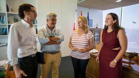 12:30 horas. Despacho de la consejera
La consejera de Desarrollo Rural, Ganader&iacute;a, Pesca y Alimentaci&oacute;n, Mar&iacute;a Jes&uacute;s Susinos, se re&uacute;ne con la Asociaci&oacute;n de Criadores de Vacuno Charol&eacute;s. 19 JUNIO 25 &copy; Miguel De la Parra