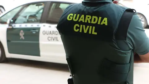 Un agente de la Guardia Civil, de espaldas, junto a un veh&iacute;culo oficial.
GUARDIA CIVIL
(Foto de ARCHIVO)
01/1/1970