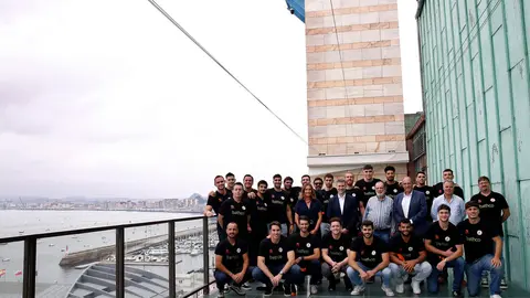 El consejero de Cultura, Turismo y Deporte, Luis Mart&iacute;nez Abad, recibe al Bathco Balonmano Torrelavega. 
25 agos 25