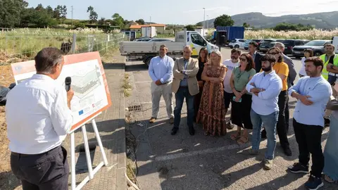 El consejero de Fomento, Vivienda, Ordenaci&oacute;n del Territorio y Medio Ambiente, Roberto Media, acude al acto de colocaci&oacute;n de la primera piedra del punto limpio de Castro. &copy;Patricia Pereda