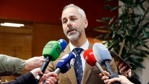 El consejero de Educaci&oacute;n, Formaci&oacute;n Profesional y Universidades, Sergio Silva, realiza declaraciones antes de las reuniones con los Comit&eacute;s de Directores de Primaria y Secundaria.
25 mar 25