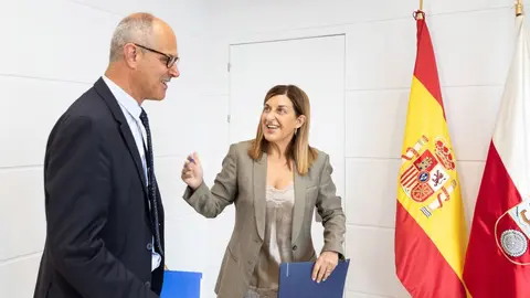 La presidenta de Cantabria, Mar&iacute;a Jos&eacute; S&aacute;enz de Buruaga, recibe al alcalde de Escalante, Francisco Sarabia.
@Patricia Pereda