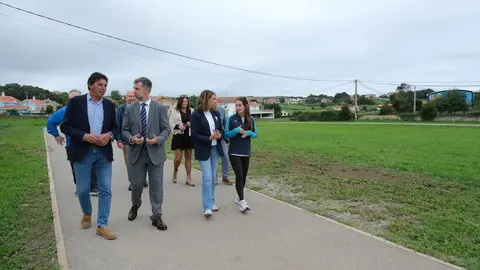 13:00 horas. Ayuntamiento de Bareyo. El consejero de Cultura, Turismo y Deporte, Luis Mart&iacute;nez Abad, visita la pista de entrenamiento de Ajo. 12 de septiembre de 2025 &copy; Ra&uacute;l Lucio