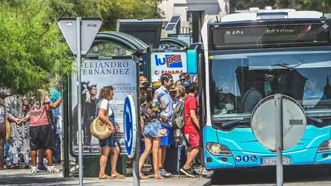 100825 santander
Turistas cogiendo en autobus en la parada del Sardinero en  Santander
EUROPA PRESS NACHO CUBERO