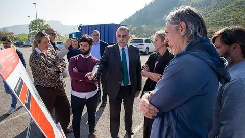 10:30 horas. https://maps.app.goo.gl/JhEXHzufHJYBAXkz5 (Castro Urdiales)
El consejero de Fomento, Vivienda, Ordenaci&oacute;n del Territorio y Medio Ambiente,
Roberto Media, presenta el Punto Limpio. 7 ABRIL 25 &copy; Miguel De la Parra