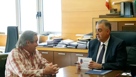 El consejero de Fomento, Ordenaci&oacute;n del Territorio y Medio Ambiente, Roberto Media, recibe al alcalde de Tudanca.
18 abr 24