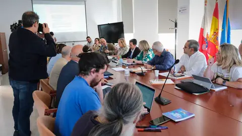 17:30 horas. CEIP Sim&oacute;n Cabarga. El consejero de Educaci&oacute;n, Formaci&oacute;n Profesional y Universidades, Sergio Silva, asiste al Pleno del Consejo Escolar de Cantabria. 30 de septiembre de 2025 &copy; Ra&uacute;l Lucio