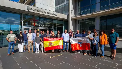 12:45 horas. Despacho de la consejera
La consejera de Desarrollo Rural, Ganader&iacute;a, Pesca y Alimentaci&oacute;n, Mar&iacute;a Jes&uacute;s Susinos, recibe a los ganaderos participantes en el Concurso Nacional Salamaq 2025. &copy; Miguel Parra 30 SEP 25