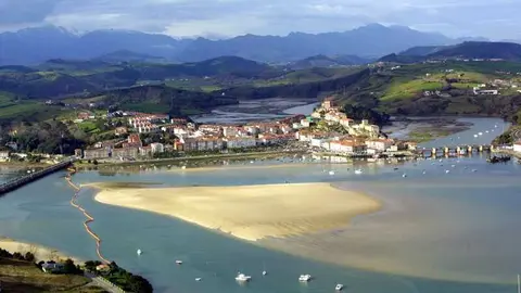 SAN VICENTE DE LA BARQUERA
BARRERAS ANTICONTAMINACION
VISTA AEREA
NACHO ROMERO &copy;
13 FEB 03