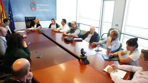 La consejera de Desarrollo Rural, Ganader&iacute;a, Pesca y Alimentaci&oacute;n, Mar&iacute;a Jes&uacute;s Susinos, firma la carta de posicionamiento PAC. 
7 OC 25