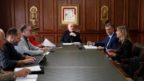 El consejero de Cultura, Turismo y Deporte, Luis Mart&iacute;nez Abad, se re&uacute;ne con el Obispo de Santander. 
7 OCT 25