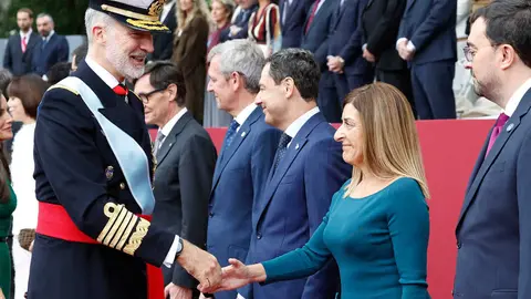 11:00 horas. Pza. de C&aacute;novas del Castillo, Madrid
La presidenta de Cantabria, Mar&iacute;a Jos&eacute; S&aacute;enz de Buruaga, asiste a los actos del
D&iacute;a de la Fiesta Nacional de Espa&ntilde;a. Seguidamente, a las 13:15 horas, participa en
la recepci&oacute;n oficial de SS.MM. los Reyes en el Palacio Real. 12 OCT 25