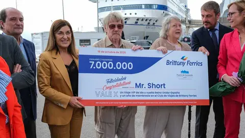 13:00 horas. Muelle del Almirante, Santander. La presidenta de Cantabria, Mar&iacute;a Jos&eacute; S&aacute;enz de Buruaga, participa en el acto de celebraci&oacute;n de la llegada del pasajero 7 millones de Brittany Ferries al Puerto de Santander. 16 de octubre de 2025 &copy; Ra&uacute;l Lucio