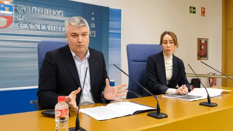 11:30 horas. Sala de Prensa del Gobierno. El consejero de Econom&iacute;a, Hacienda y Fondos Europeos, Luis &Aacute;ngel Ag&uuml;eros, acompa&ntilde;ado por la directora general de Fondos Europeos, Marta Garc&iacute;a Hospital, informa, en rueda de prensa, sobre la ejecuci&oacute;n de fondos europeos. 14 de febrero de 2024 &copy; Ra&uacute;l Lucio