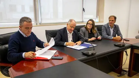 11:00 horas. Sala de Prensa del Gobierno de Cantabria
El consejero de Industria, Empleo, Innovaci&oacute;n y Comercio, Eduardo Arasti, presenta en rueda de prensa, el Plan de Empleo para mayores de 45 a&ntilde;os, junto a los secretarios generales de CC OO y UGT, Rosa Mantec&oacute;n y Mariano Carmona, respectivamente, y el director general de CEOE-CEPYME Cantabria, Francisco Aguilera. 
20 OCT 25 &copy; Miguel De la Parra