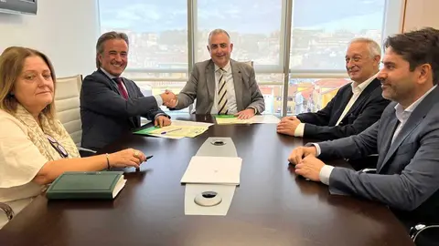 10:15 horas. Despacho del consejero
El consejero de Fomento, Vivienda, Ordenaci&oacute;n del Territorio y Medio Ambiente, Roberto Media, firma con el Ayuntamiento de Camargo el convenio para la tarjeta &uacute;nica de transportes.  20 OCT 25 &copy; Miguel De la Parra