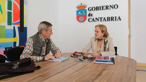 13:00 horas. Despacho de la consejera. La consejera de Presidencia, Justicia, Seguridad y Simplificaci&oacute;n Administrativa, Isabel Urrutia, recibe al alcalde de Herrer&iacute;as. 23 de octubre de 2025 &copy; Ra&uacute;l Lucio