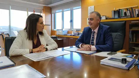 09:00 horas. Despacho del consejero. El consejero de Fomento, Vivienda, Ordenaci&oacute;n del Territorio y Medio Ambiente, Roberto Media, se re&uacute;ne con la alcaldesa de Santa Cruz de Bezana. 27 de octubre de 2025 &copy; Ra&uacute;l Lucio