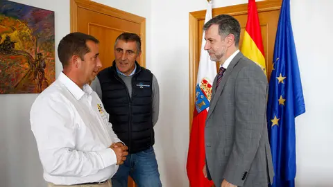 El consejero de Cultura, Turismo y Deporte, Luis Mart&iacute;nez Abad, recibe al nuevo presidente de la Federaci&oacute;n C&aacute;ntabra de Automovilismo.

21 oct 25