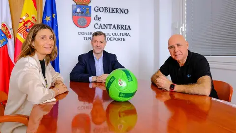 11:00 horas. Despacho del consejero. El consejero de Cultura, Turismo y Deporte, Luis Mart&iacute;nez Abad, recibe al presidente del Real Racing Club, Manolo Higuera. 18 de septiembre de 2025 &copy; Ra&uacute;l Lucio