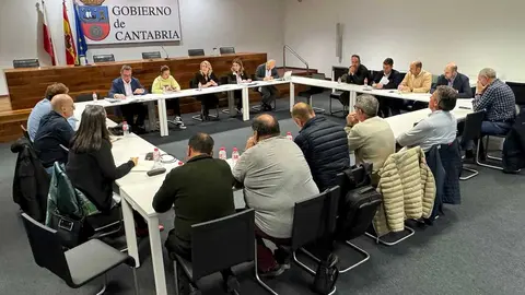 Reuni&oacute;n sector desarrollo rural La consejera de Desarrollo Rural, Ganader&iacute;a, Pesca y Alimentaci&oacute;n, Mar&iacute;a Jes&uacute;s Susinos, se re&uacute;ne con el sector primario para presentarles las l&iacute;neas principales del presupuesto. 
7 NOV 25