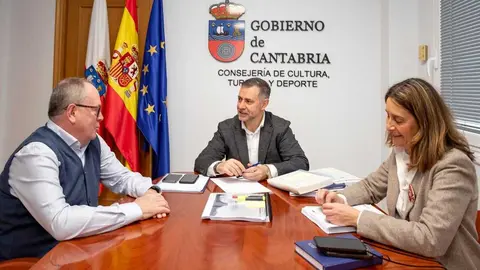 09:30 horas. Despacho del consejero
El consejero de Cultura, Turismo y Deporte, Luis Mart&iacute;nez Abad, recibe al alcalde de Campoo de Yuso.