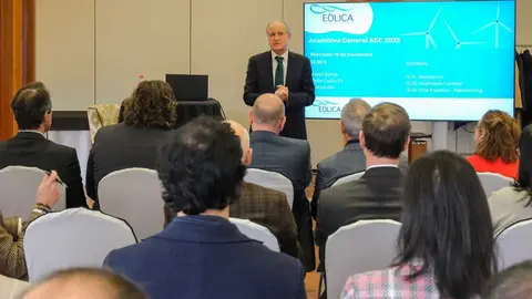 13:45 horas Hotel Bah&iacute;a de Santander. El consejero de Industria, Empleo, Innovaci&oacute;n y Comercio, Eduardo Arasti, participa en la asamblea general de la Asociaci&oacute;n E&oacute;lica de Cantabria. 15 de noviembre de 2025 &copy; Ra&uacute;l Lucio