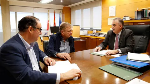 El consejero de Fomento, Vivienda, Ordenaci&oacute;n del Territorio y Medio Ambiente, Roberto Media, recibe al alcalde de Vald&aacute;liga. 
17 NOV 25