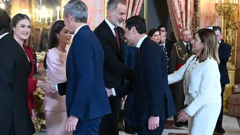 MADRID, 21/11/2025.- El rey Felipe VI (3d), saluda a la presidenta de Cantabria, Mar&iacute;a Jos&eacute; S&aacute;enz de Buruaga (d), durante el acto central de conmemoraci&oacute;n del 50 aniversario de restauraci&oacute;n de la monarqu&iacute;a, este viernes en el palacio Real en Madrid. La reina Sof&iacute;a, el expresidente del Gobierno Felipe Gonz&aacute;lez y los padres de la Constituci&oacute;n Miquel Roca y Miguel Herrero han recibido este viernes de manos del rey Felipe VI el Tois&oacute;n de Oro, la m&aacute;s alta distinci&oacute;n que concede la Casa Real espa&ntilde;ola y cuya historia se remonta a casi 600 a&ntilde;os. EFE/ Fernando Villar