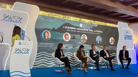 El consejero de Fomento, Vivienda, Ordenaci&oacute;n del Territorio y Medio Ambiente, Roberto Media, interviene en la mesa redonda &lsquo;Visi&oacute;n Atl&aacute;ntico-Cant&aacute;brica del litoral&rsquo;, dentro de la I Cumbre Nacional del Litoral. 
21 NOV 25