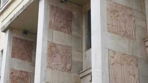 Los bajorrelieves de Jes&uacute;s Otero - 1