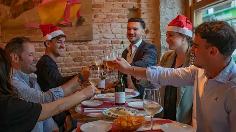 M&iacute;tico BarAlcachofa de Hu&eacute;tor Tajar, morcilla achorizada de Carchelejo, vinos Paraje de Mincal y Diez d&iacute;as de marzo. Brioche de pring&aacute; vajilla de Granada.