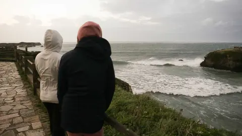 Rinlo, Lugo. Llega la ciclog&eacute;nesis Ciar&aacute;n, que trae fuertes vientos y precipitaciones a toda Galicia. Lo peor de la borrasca llegar&aacute; esta noche y en la jornada de ma&ntilde;ana jueves. En la imagen, una pareja observa el mar en la costa de Rinlo, en la tarde del mi&eacute;rcoles 1 de noviembre