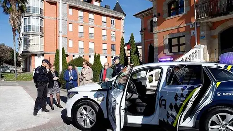 La consejera de Presidencia, Justicia, Seguridad y Simplificaci&oacute;n Administrativa, Isabel Urrutia, entrega un veh&iacute;culo para la Polic&iacute;a Local.

19 MAR 25