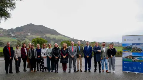 Los consejeros de Cultura, Turismo y Deporte, Luis Mart&iacute;nez Abad, y de Desarrollo Rural, Ganader&iacute;a, Pesca y Alimentaci&oacute;n, Mar&iacute;a Jes&uacute;s Susinos, asisten al Comit&eacute; de Gobernanza de Costa Quebrada. 
4 DIC 25