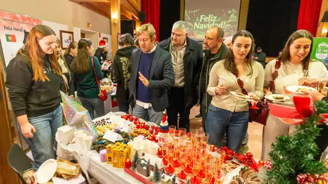 19:30 horas. Casa de Cultura de Puente San Miguel, Reoc&iacute;n
El consejero de Econom&iacute;a, Hacienda, Fondos Europeos y Financiaci&oacute;n Auton&oacute;mica,
Luis &Aacute;ngel Ag&uuml;eros, asiste al taller de sabores y sonido de Europa en Navidad. 9 DIC 25 &copy;&nbsp;Miguel De la Parra