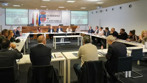 11:30 horas. Sal&oacute;n de actos de la consejer&iacute;a. El consejero de Industria, Empleo, Innovaci&oacute;n y comercio, Eduardo Arasti, preside la constituci&oacute;n del Consejo C&aacute;ntabro de Consumo. 12 de diciembre de 2025 &copy; Ra&uacute;l Lucio