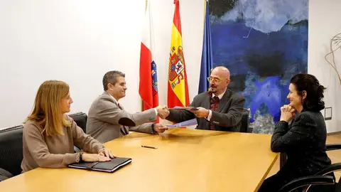 12:30 horas. Despacho del consejero
El consejero de Salud, C&eacute;sar Pascual, firma el Pacto Profesional Sanitario con la organizaci&oacute;n sindical CSIF. 
15 dic 25