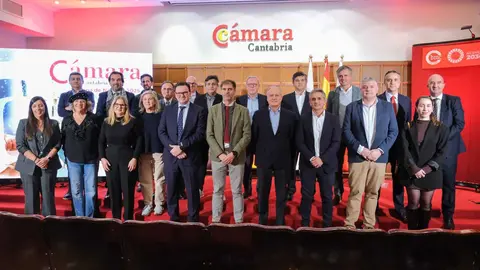 19:00 horas. C&aacute;mara de Comercio, Pza. Velarde 5. Santander. Los consejeros de Econom&iacute;a, Hacienda, Fondos Europeos y Financiaci&oacute;n Auton&oacute;mica, Luis &Aacute;ngel Ag&uuml;eros, y de Industria, Empleo, Innovaci&oacute;n y comercio, Eduardo Arasti, asisten al evento de Navidad de la C&aacute;mara de Comercio de Cantabria. 18 de diciembre de 2025 &copy; Ra&uacute;l Lucio