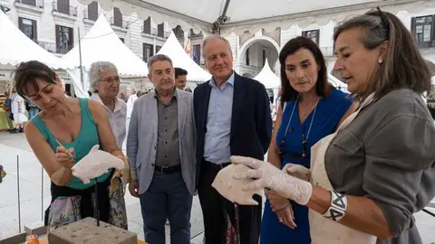 12:30 horas. Plaza Porticada, Santander. El consejero de Industria, Empleo, Innovaci&oacute;n y Comercio, Eduardo Arasti, asiste a la inauguraci&oacute;n de la XIV Feria Nacional de Artesan&iacute;a de Santander. 2 de agosto de 2024 &copy; Ra&uacute;l Lucio