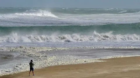 23/10/25 Santander 
Un chico observa las olas producidas por la borrasca Benjamin en la playa de San Juan de la Canal 
EUROPA PRESS NACHO CUBERO