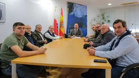 11:00 horas. Despacho del consejero. El consejero de Salud, C&eacute;sar Pascual, se re&uacute;ne con alcaldes de Li&eacute;bana. 7 de enero de 2026 &copy; Ra&uacute;l Lucio