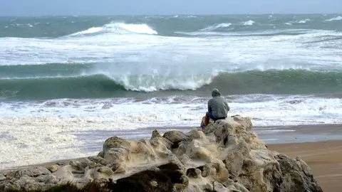 23/10/25 Santander 
Un chico observa las olas producidas por la borrasca Benjamin en la playa de San Juan de la Canal 
EUROPA PRESS NACHO CUBERO