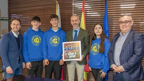 12:00 horas. Despacho del consejero
El consejero de Educaci&oacute;n, Formaci&oacute;n Profesional y Universidades, Sergio Silva, recibe al equipo de alumnos del CEIP El Salvador, que participaron en el programa de televisi&oacute;n &lsquo;Saber y ganar&rsquo;.