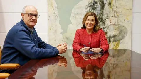 La presidenta de Cantabria, Mar&iacute;a Jos&eacute; S&aacute;enz de Buruaga, recibe al alcalde de Arredondo, Leoncio Carrascal.
27 ene 26